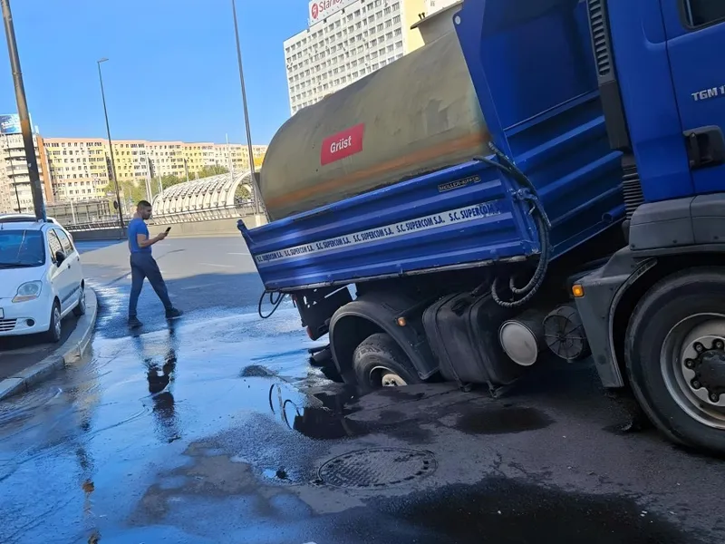 VIDEO O șosea s-a surpat în mijlocul Bucureștiului. Un camion a căzut în groapă - Foto: Facebook/ Info Trafic București Ilfov