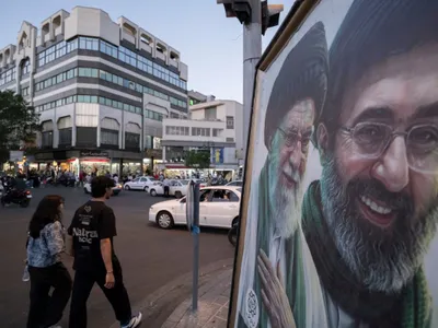 Poster cu Mojtaba Khamenei şi tatăl său, Ali Khamenei, într-un district de afaceri de Teheran - Foto: Profimedia Images