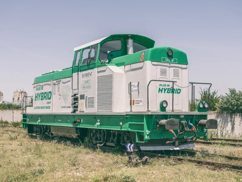 Cum arată prima locomotivă de manevră hybrid făcută în România. La bază are un model din 1960 - Foto: locomotivahibrid.ro