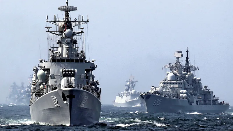 Distrugătoare chineze în cadrul unui exercițiu naval cu Rusia, în Marea Chinei de Est, în 2014