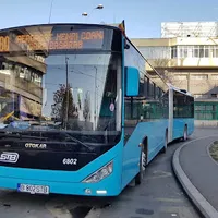 Prima optimizare a TPBI la STB: 780, autobuzul Gara de Nord - Aeroport, și 303, trase pe dreapta. / Foto: portal.ro-trans.net