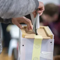 O femeie a votat în locul unei octogenare, la urna mobilă. Fiul a reclamat la Poliţie - Foto: INQUAM PHOTOS/Virgil Simionescu