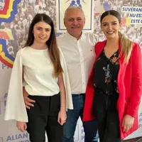 Liviu Dragnea, înfloritor fără Irinuca, alături de șefele organizației de tineret a APP. / Foto: Liviu Dragnea, Facebook