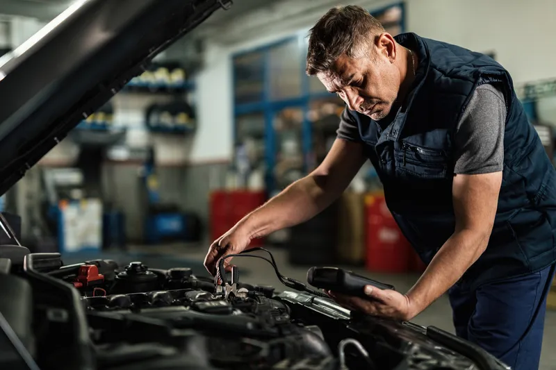 Un electrician auto verifică nivelul de &icirc;ncărcare al alternatorului - Foto: magnific.com