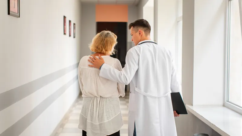 Medici plătiți cu 5.000 €/lună, acuzați că luau șpăgi de câteva sute de lei de la bolnavii de cancer - Foto: Freepik (Imagine cu caracter ilustrativ)