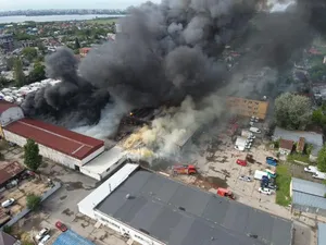 Incendiu major la un depozit din Bucureşti. Pericol de extindere. O școală, închisă de urgență - Foto: ISU București Ilfov