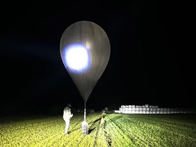 Un ofițer inspectează un balon folosit pentru transportul țigărilor în Lituania - Foto: Profimedia Images (Imagine cu rol ilustrativ)