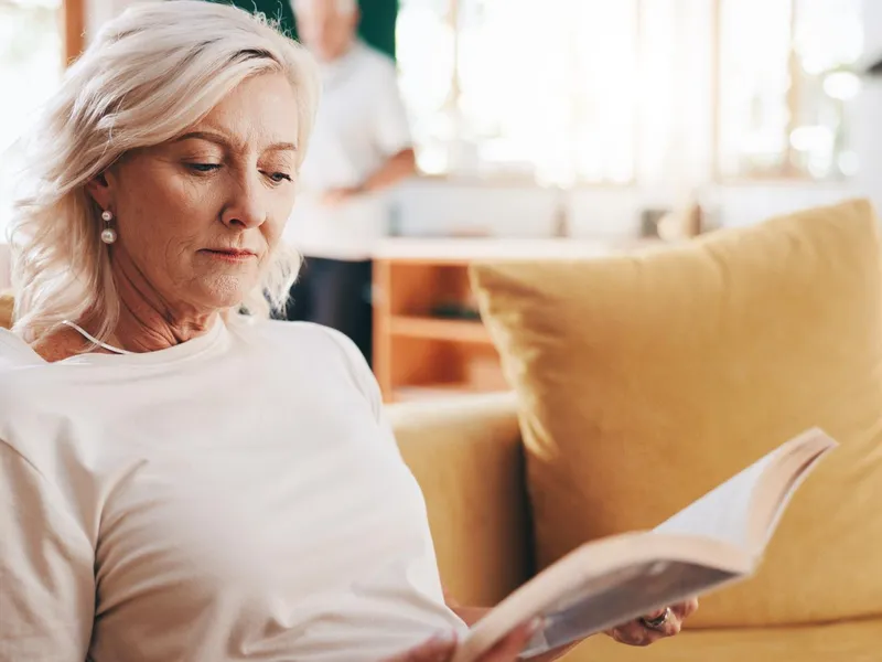 Pensionară îngrijorată de scăderea pensiilor - Foto: Freepik