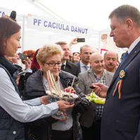 Președintele Iohannis gustând magiun de Topoloveni în 2015/FOTO: Facebook.com