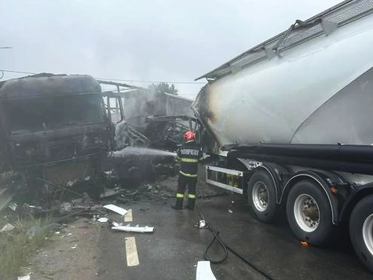 Incendiu. Un camion cu tuburi de metal s-a ciocnit cu o cisternă plină cu praf de ciment - Foto: ISU Bihor