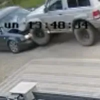 Soțul s-a urcat intenționat cu mașina pe automobilul soției. La bord, se afla și fiica lor - Foto: captură video