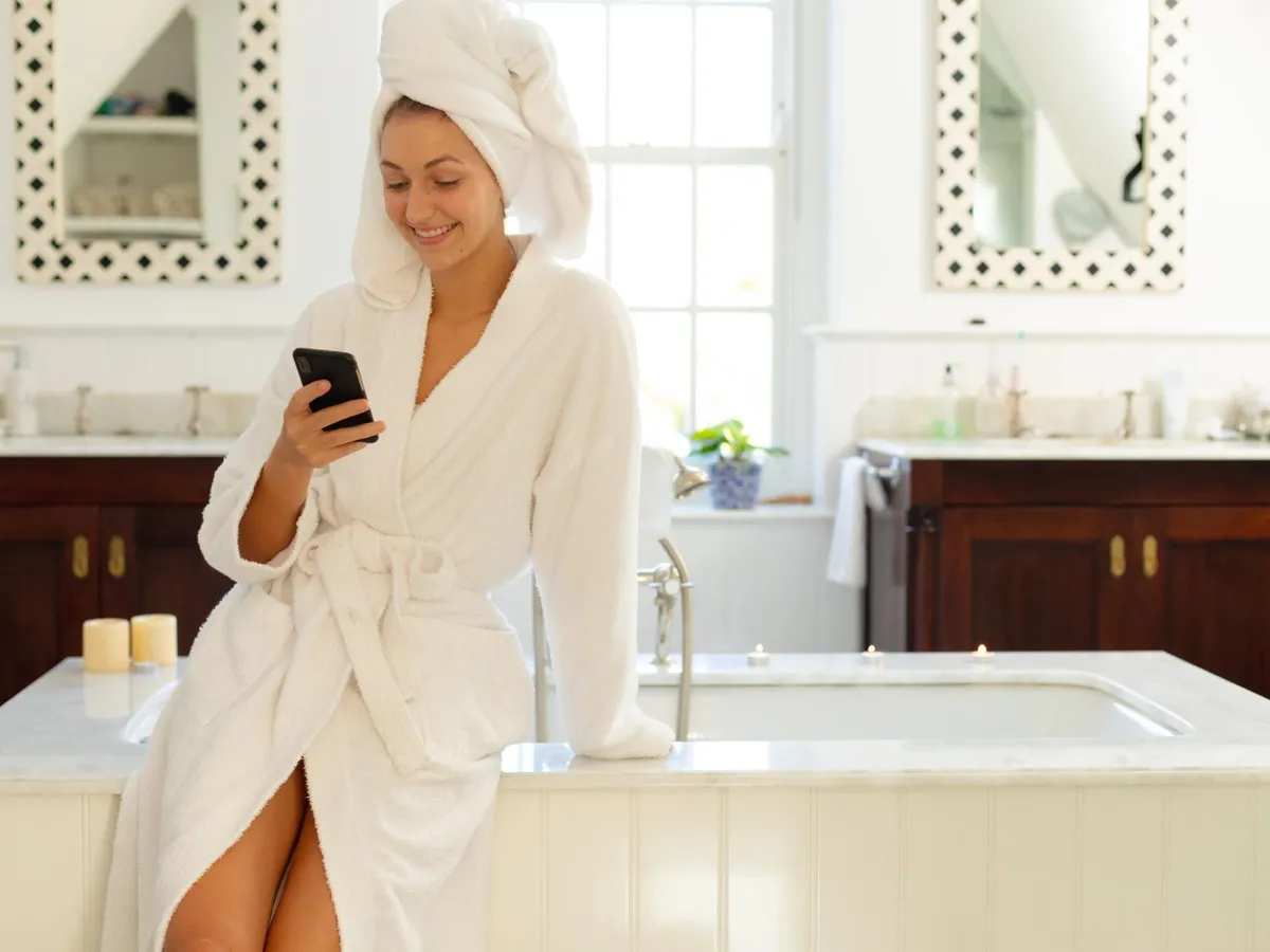 Motivul pentru care nu trebuie să mai folosești telefonul la toaletă. Este mai dureros decât crezi