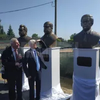 Fostul președinte al Academiei Române a asistat la dezvelirea propriei statui. Foto Monitorul de Suceava