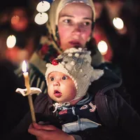 Femeie la slujba de Înviere de la biserica din satul Jurilovca