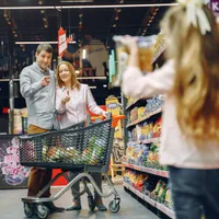 Familie la cumpărături- Foto: PEXELS PHOTOS/Gustavo Fring