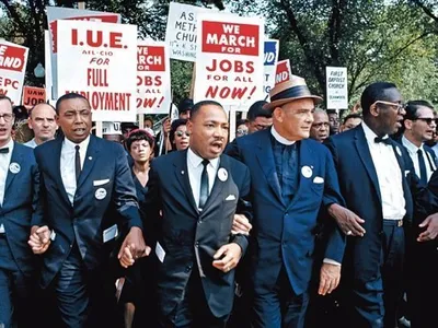 Martin Luther King Jr., cu ceilalți lideri ai marșului pentru slujbe și libertate din 1963, de la Washington