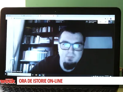 Profesorul de istorie este în video-conferință cu elevii