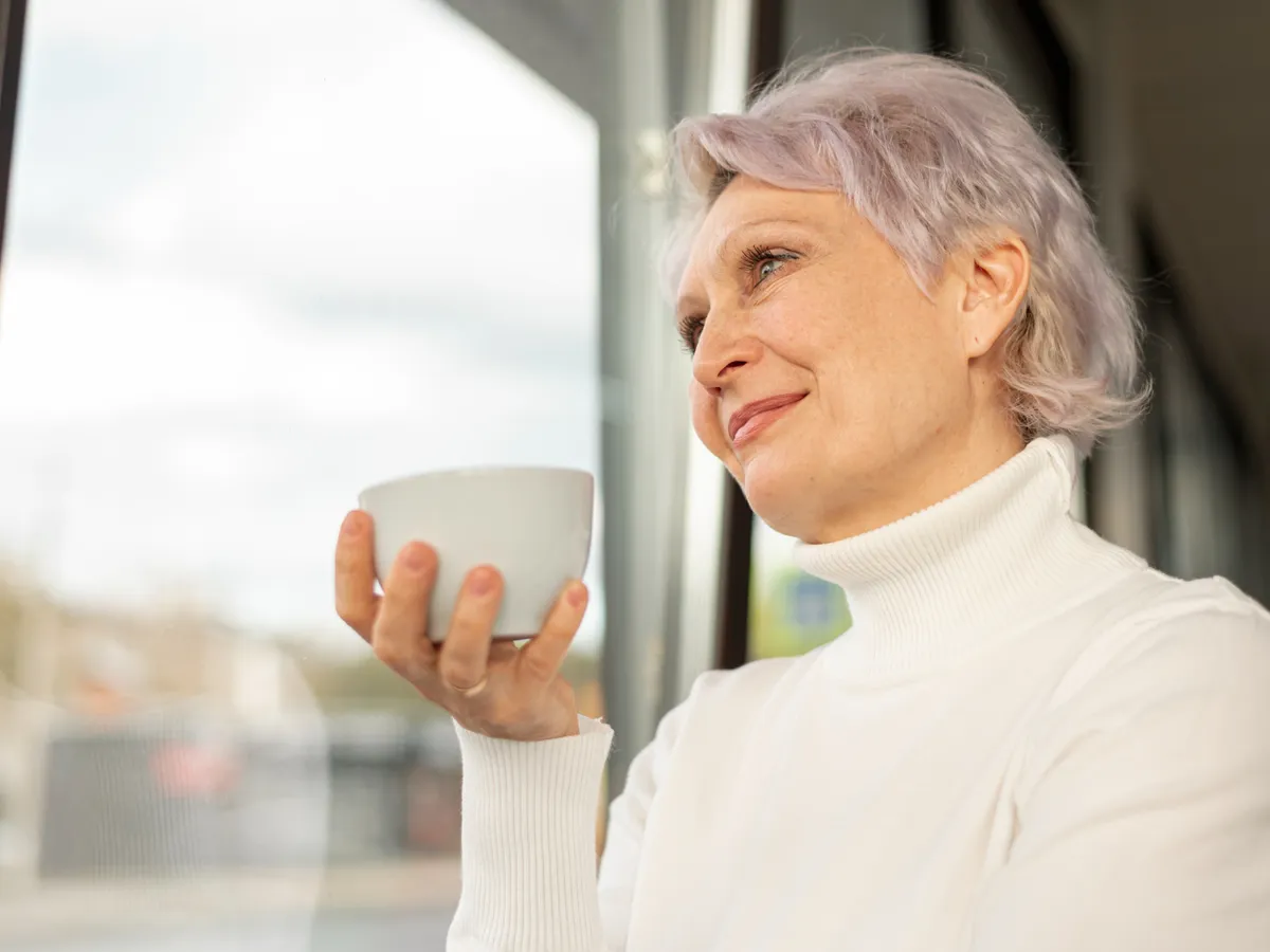 Pensionară bea o cafea la pensie - Foto: Freepik