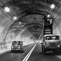 La cunoscutul tunel Mont Blanc, cu o lungime de 11 kilometri, ce leagă Franța de Italia, s-a lucrat din 1959 până în 1962 - Foto: bbc.co.uk