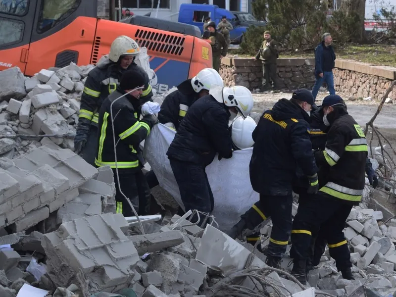 Bombardamentul a lovit o clădire rezidenţială şi câteva case la Voznesensk, oraş cu aproximativ 30.000 de locuitori - Foto: Profimedia Images