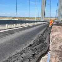 RUȘINOS Podul peste Dunăre de 500.000.000€, cârpit cu bitum, ca să nu facă șoferii accident - Foto: Facebook / Brăila Nouă