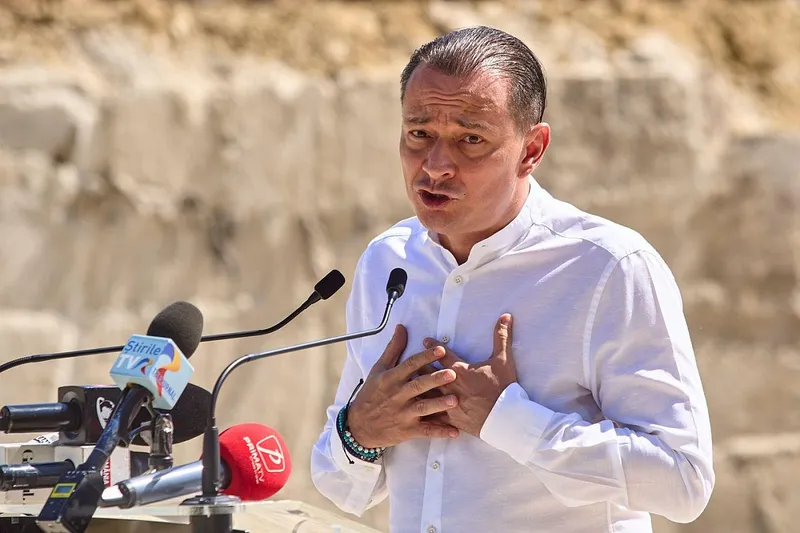 Daniel Băluţă, primarul Sectorului 4, vorbeşte presei despre planşeul de la Piaţa Unirii - Foto: Profimedia Images