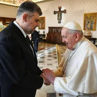 Mesajul premierului Colacu după moartea lui Papa Francisc: ”Zi tristă pentru creştinătate” - Foto: Facebook/ Marcel Ciolacu
