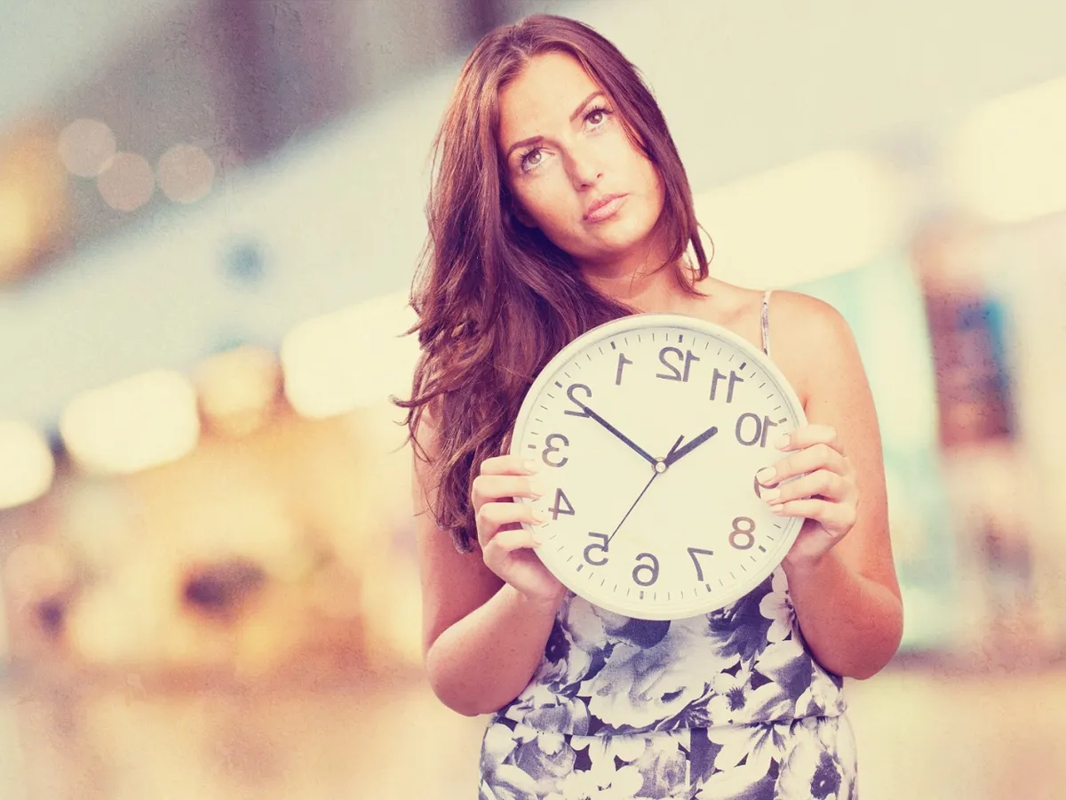 Femeie cu ceas cu orele puse invers - Foto: Freepik (cu rol ilustrativ)