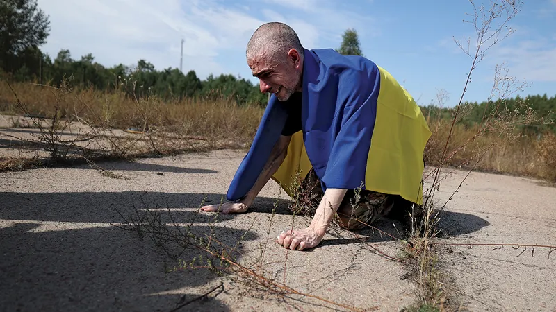 COPLEȘIT Un militar ucrainean reacționează după ce a fost eliberat din captivitatea rusă pe 13 septembrie, într-o locație nedezvăluită din apropierea frontierei dintre Ucraina și Belarus. Peste 100 de prizonieri de război au fost uciși până în prezent