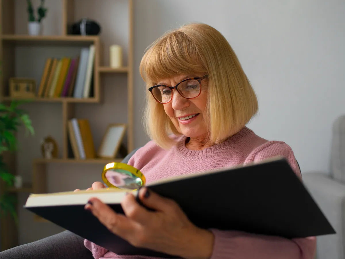 Pensionară la pensie, fericită - Foto: Freepik