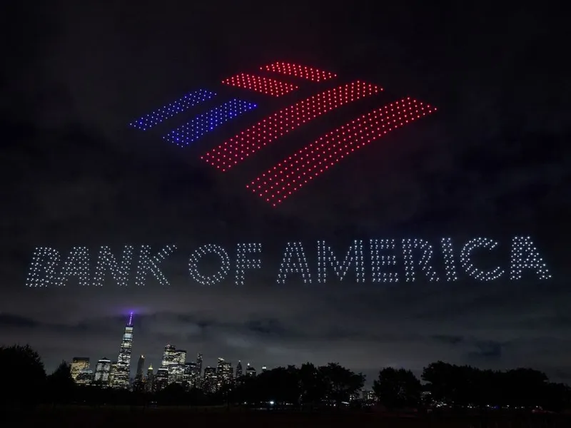 O imagine a Bank of America e afișată pe linia orizontului, în Manhattan, de 1500 de drone, în cadrul unui spectacol FIFA cu drone - Foto: Profimedia Images