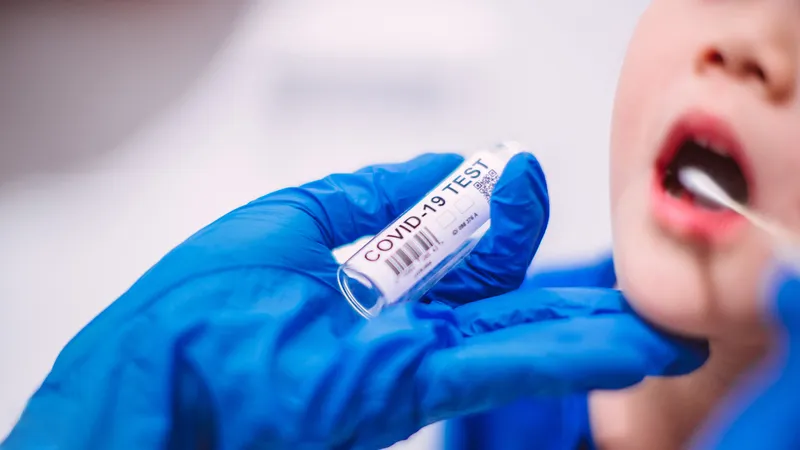 România: un copil cu COVID la 115.000 teste distribuite. Irlanda: raport de 1/90. Trei explicații / NPC