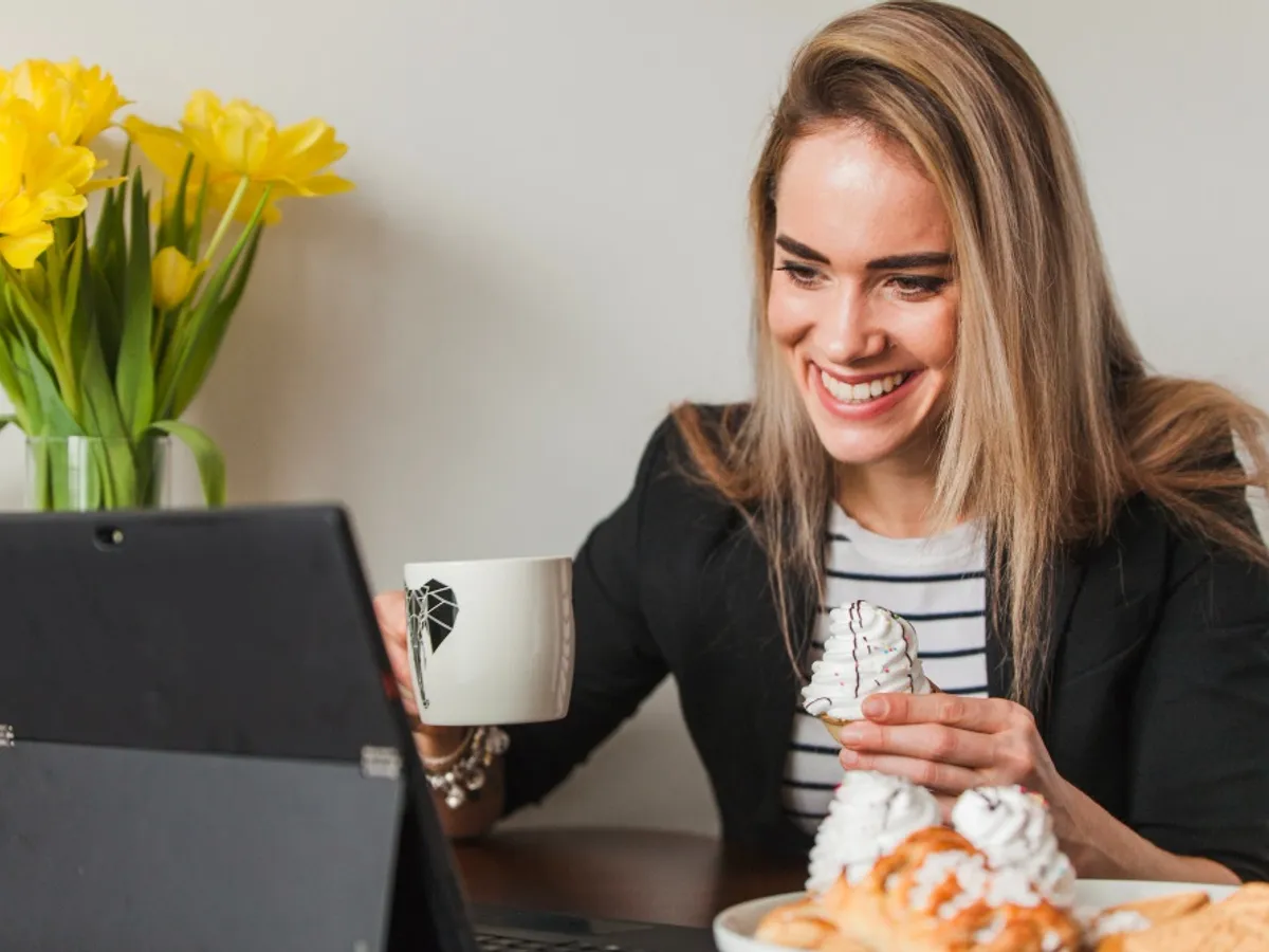 Femeie în fața laptopului - Foto: Freepik (rol ilustrativ)