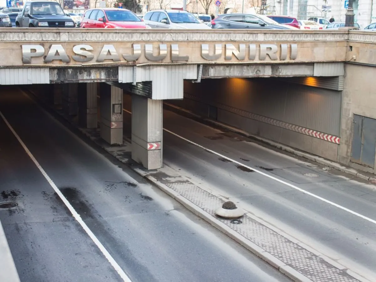 Un motociclist de 20 de ani a murit într-un accident în Pasajul Unirii din Bucureşti. Foto 365.ro