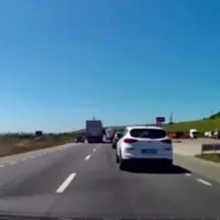 Un camion depășește în viteză o coloană de mașini. I-a aruncat în șanț pe cei din sens opus. / Foto: captură video