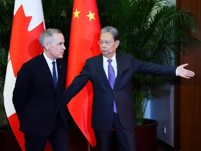 Prim-ministrul canadian Mark Carney și Zhao Leji, președintele Comitetului Permanent al Congresului Național al Poporului, la Marele Palat al Poporului din Beijing în ianuarie 2026 Foto: profimediaimages.ro