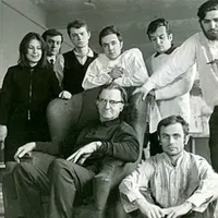 Promoţia 1974 - Corneliu Baba alături de Sorin Dumitrescu, Ştefan Calţia, Sorin Ilfoveanu, C. Antonescu, Z. Dumitrescu, M. Cismaru, D. Moisescu şi F. Ilea