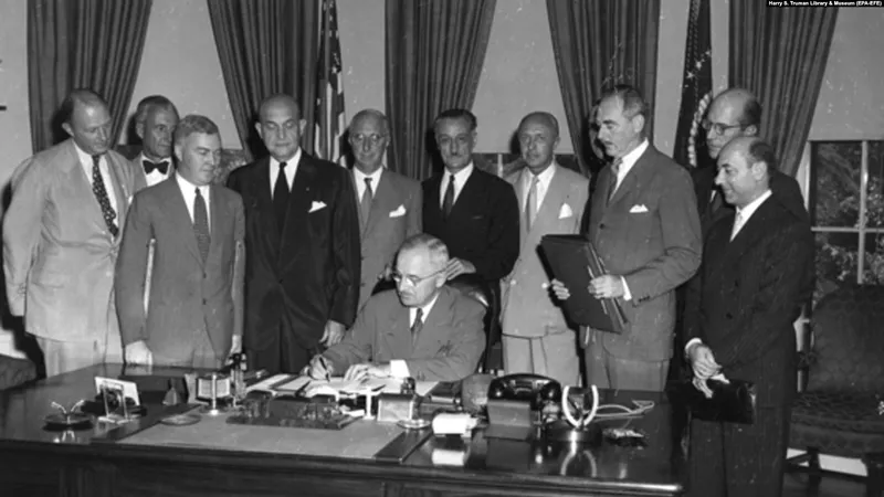 NATO, 75 ani. Un sindicalist englez și un fermier din Missouri, fondatorii celei mai mari alianțe militare - Foto: Truman Museum