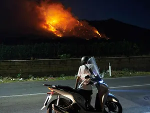 Incendiu masiv de vegetație în Napoli. Un celebru traseu către munte a fost închis turiștilor - Foto: Getty