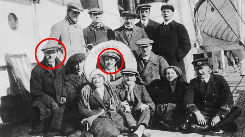 Stan Laurel încercuit în stânga și Chaplin în dreapta în 1910 Foto: dailymail.co.uk