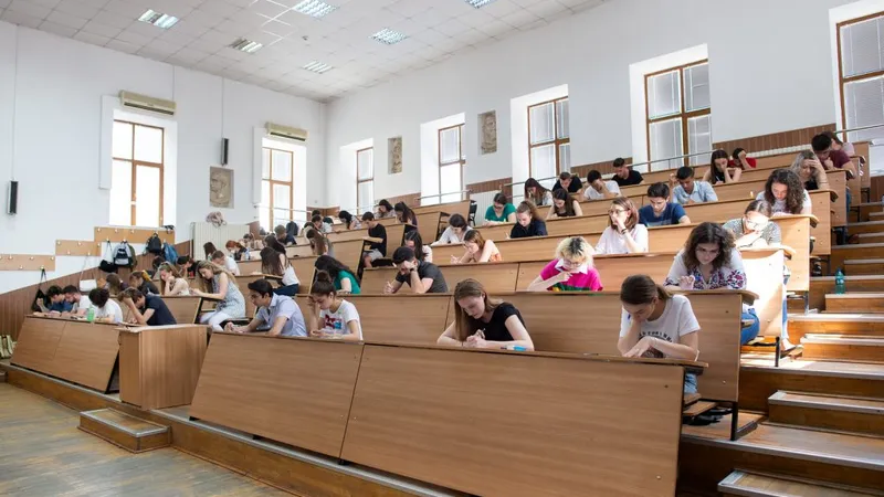 Candidații cu păr mare trebuie să și-l prindă! Duminică, testul grilă de admitere la UMF Iași - Foto: ZiaruldeIasi(imagine cu rol ilustrativ)