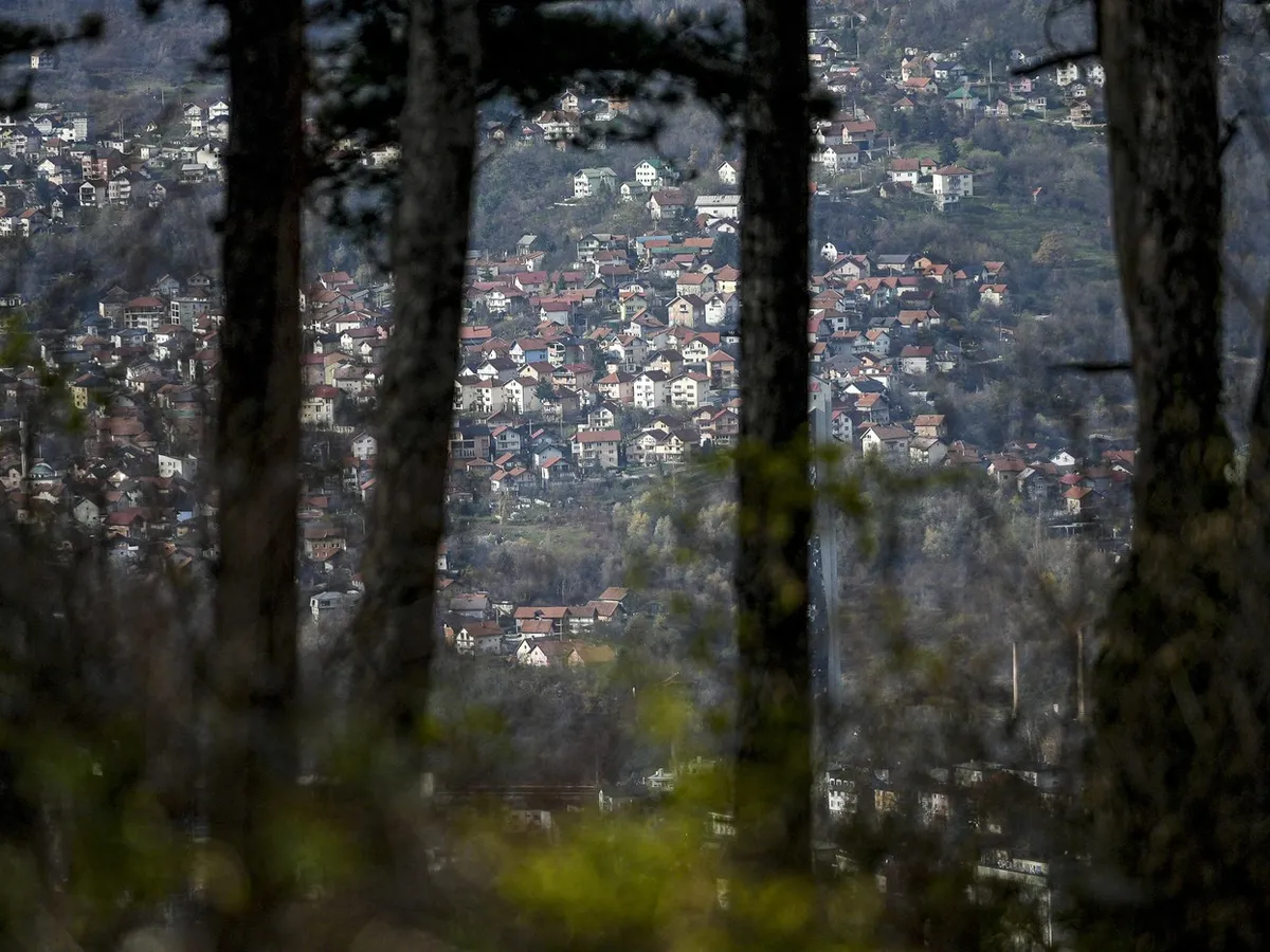 O vedere a locurilor înalte de unde lunetiștii au tras asupra locuitorilor din Sarajevo - Foto: Profimedia Images