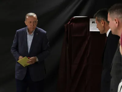 Președintele turc Tayyip Erdogan merge la o secție de votare pentru a vota în cadrul alegerilor prezidențiale și parlamentare, la Istanbul - Foto: Profimedia Images