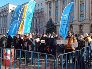 Sindicaliștii de la ALRO proteștează în fața Guvernului/FOTO: Gazetaoltului.ro