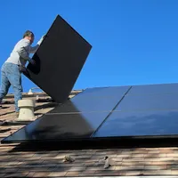 Stocuri uriașe de panouri fotovoltaice - Foto: DBSolar