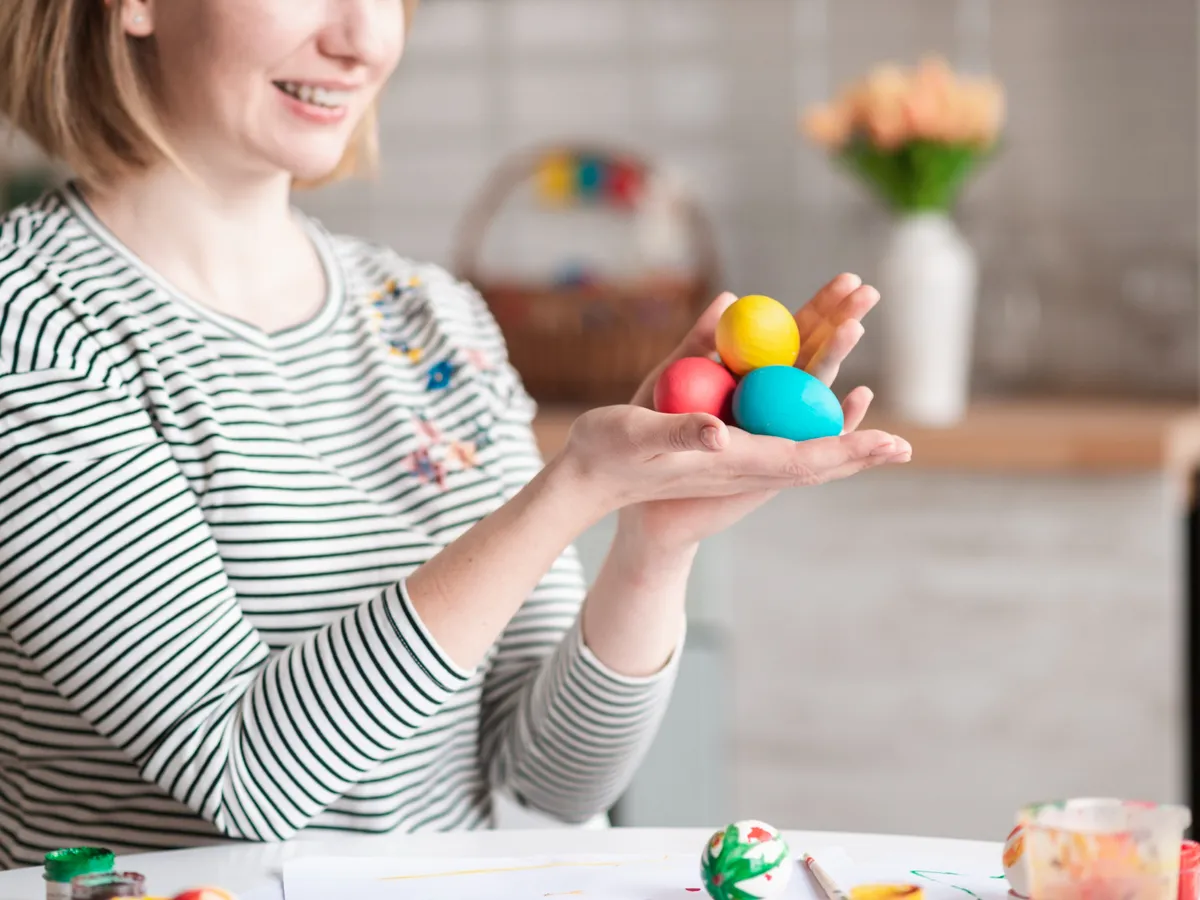 Femeie care are ouă vopsite - Foto: Freepik (Imagine cu rol ilustrativ)