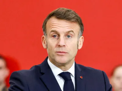 Cum a explicat Macron apariția cu un ochi roşu la un eveniment public
