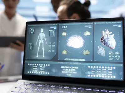 O echipă de experți în cardiologie examinează rezultatele testelor și scanărilor electrocardiogramelor - Foto: Freepik/DC Studio