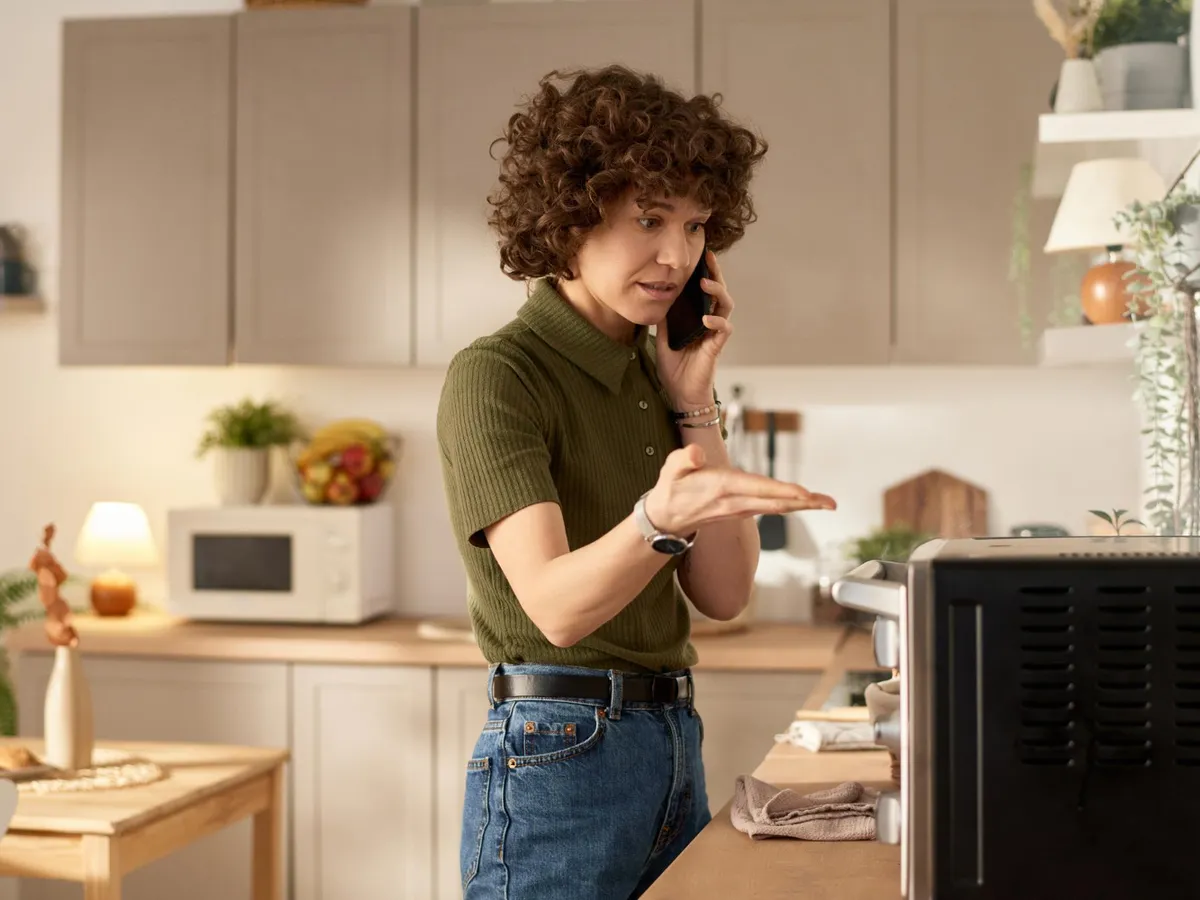 Femeie care vorbește la telefon - Foto: Freepik (Imagine cu rol ilustrativ)