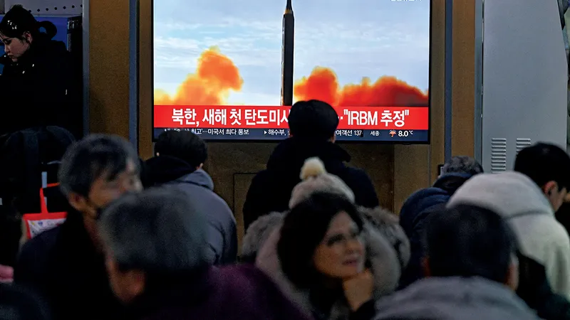VREMURI DE ÎNCERCARE  O lansare de rachetă balistică nord-coreeană este transmisă de televiziunea sud-coreeană. Amenințarea sporită a unui atac nuclear este un motiv de îngrijorare la Seul.